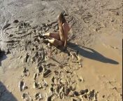Девушка мастурбирует в грязи